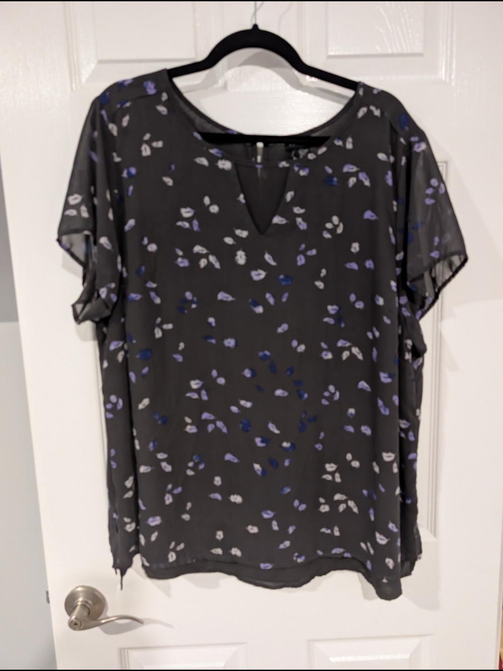 Torrid Gray Feather Print Short Sleeve Blouse in Size 3 (22/24)